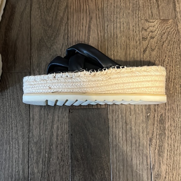 Strapped platform sandal - Picture 2 of 3